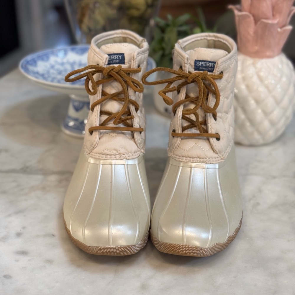 🤍 NEW SPERRY OAT COLOR SALTWATER QUILTED BOOTIES!